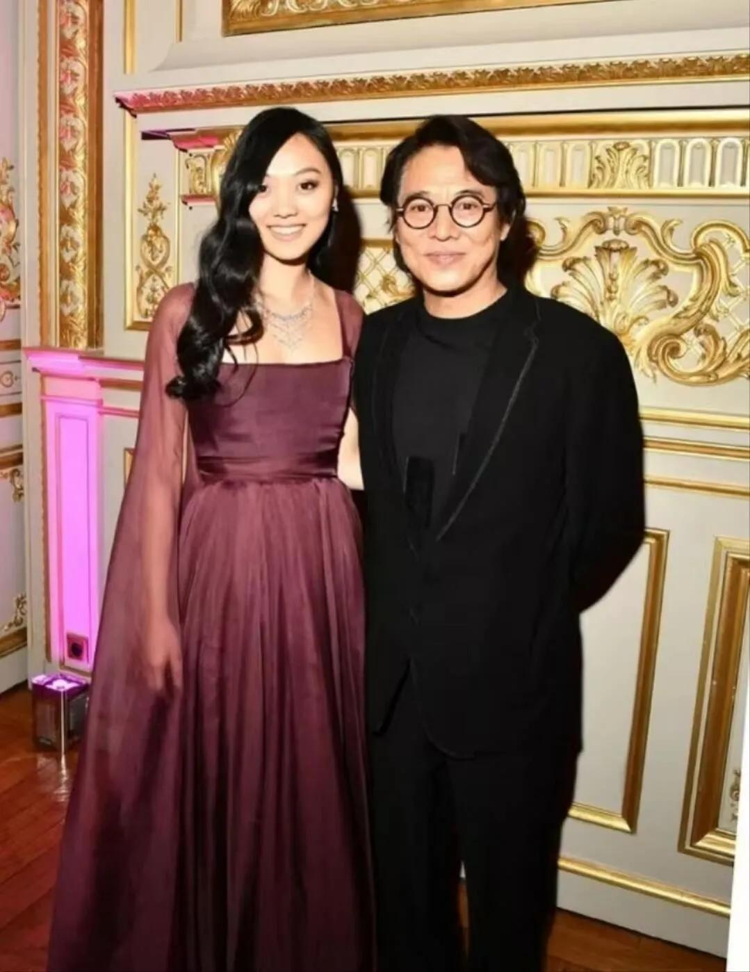 李连杰突然分享大女儿的婚讯，网友酸陪嫁礼物很不起眼啊！



这个是李连杰和前妻