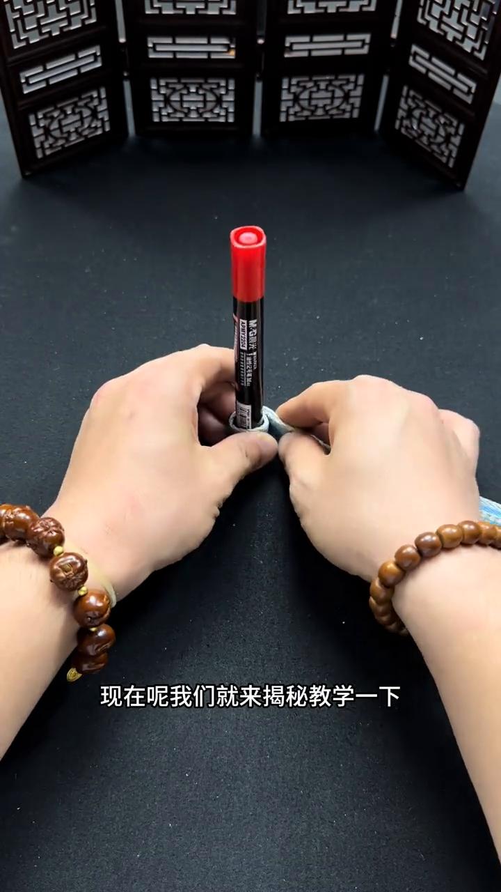 揭秘印度街头骗局。
大家好，现在就来揭秘教学一下印度街头的骗局：皮带套柱。可以看