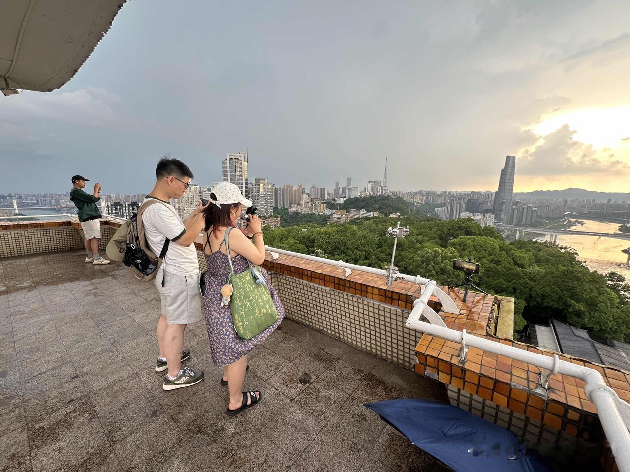 大风大雨后的重庆鹅岭公园，好清凉啊！7月12日下午6点左右，雨后却没有彩虹，很多