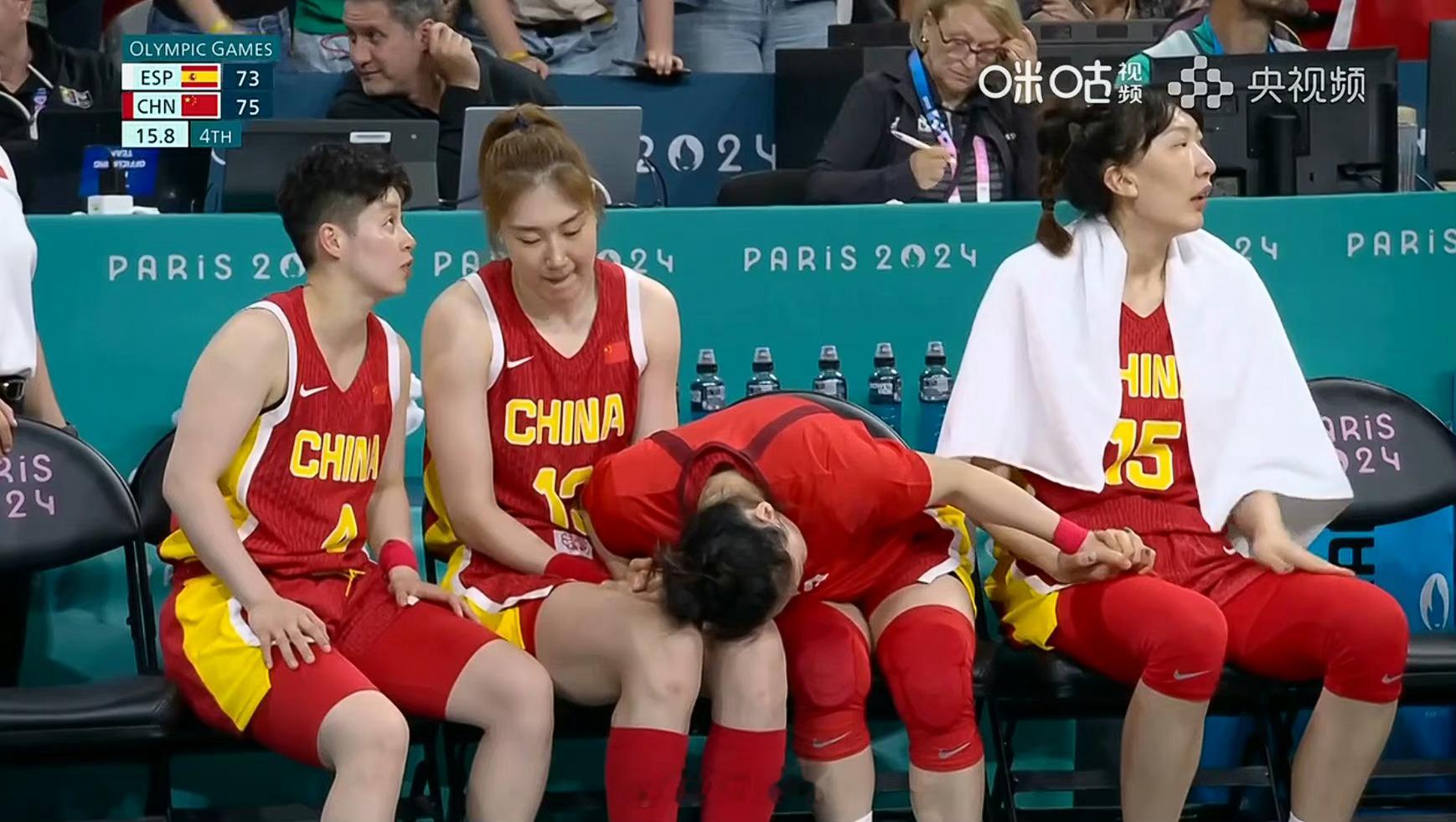 #中国女篮vs西班牙女篮# 最后一回合李梦罚篮2中1之后对面三分投进且获得加罚，