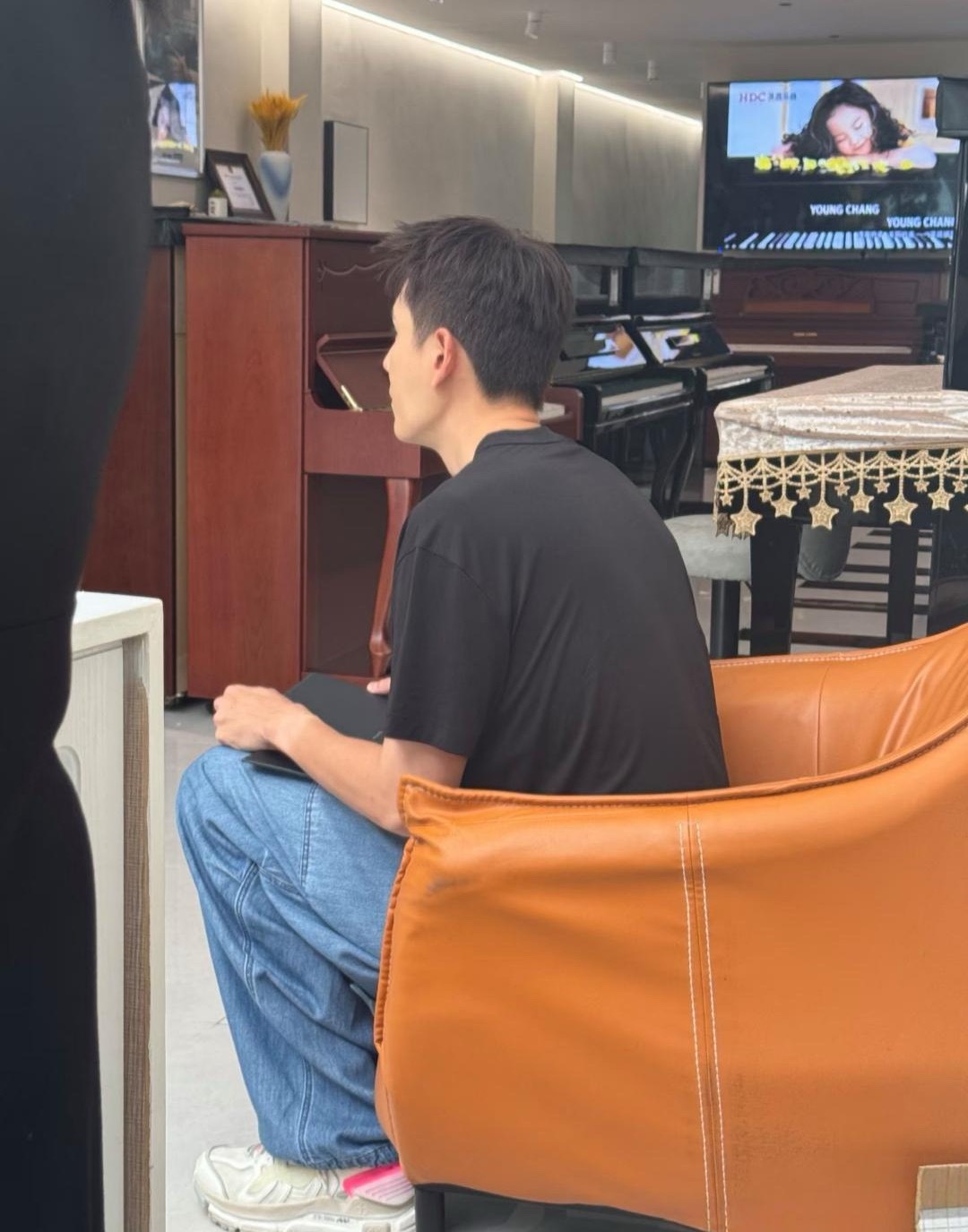 经超和老婆小李琳带女儿去琴行练钢琴，夫妻俩穿着休闲服，身高差好萌。小李琳脸部纯素