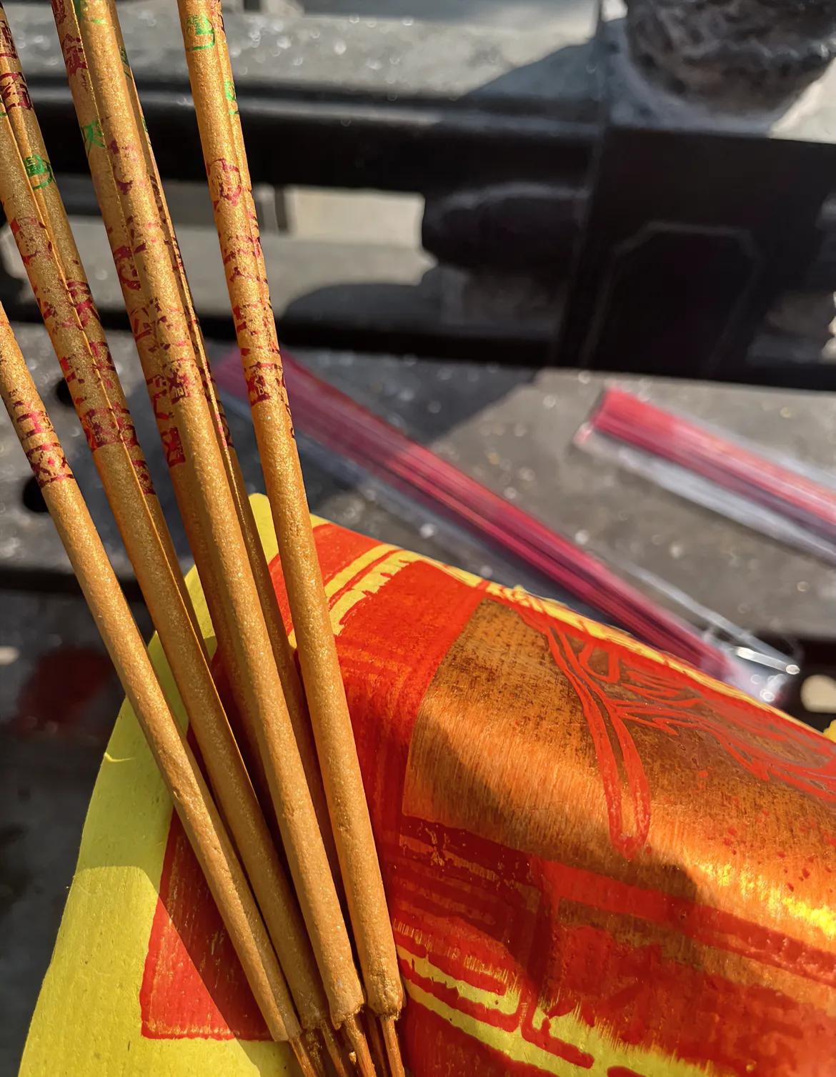 今天中午吃饭，我问了师父一个问题，有的人为什么穷苦一生，怎么样可以翻身
师父这样