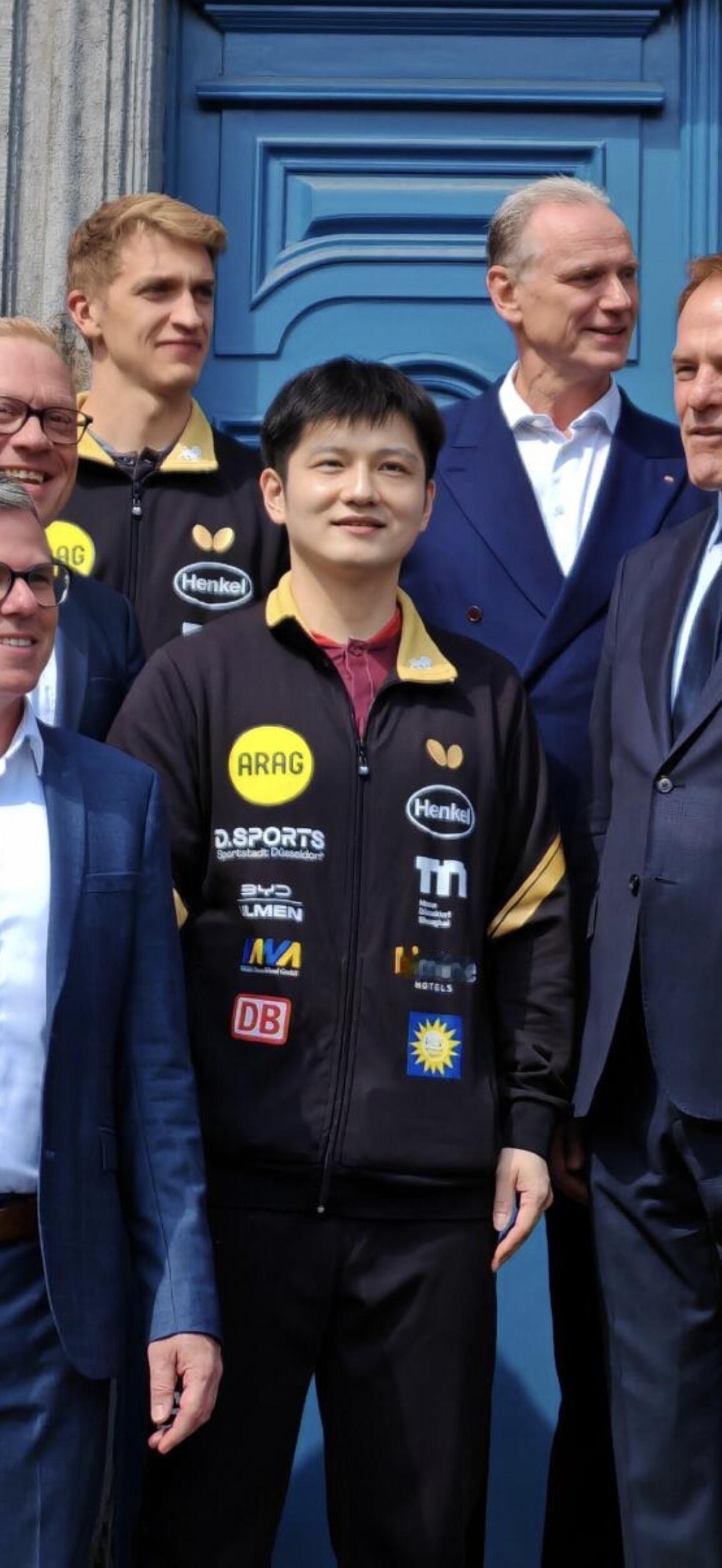 杜塞把我们东东当广告牌了，赞助商全部印在了衣服了，还是真自豪，当作门面了！
看小