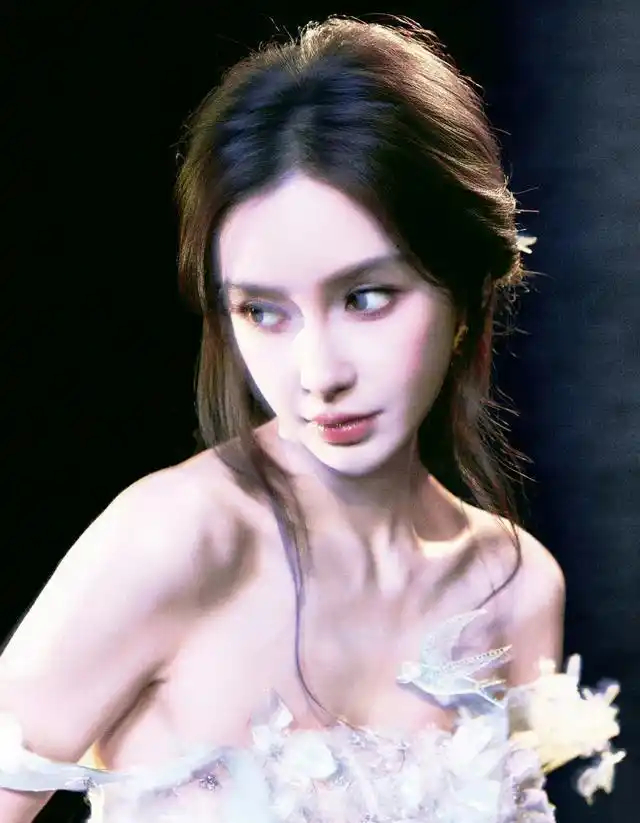 上海活动生图流出，Angelababy的天鹅颈，戳穿了多少人的年龄借口 