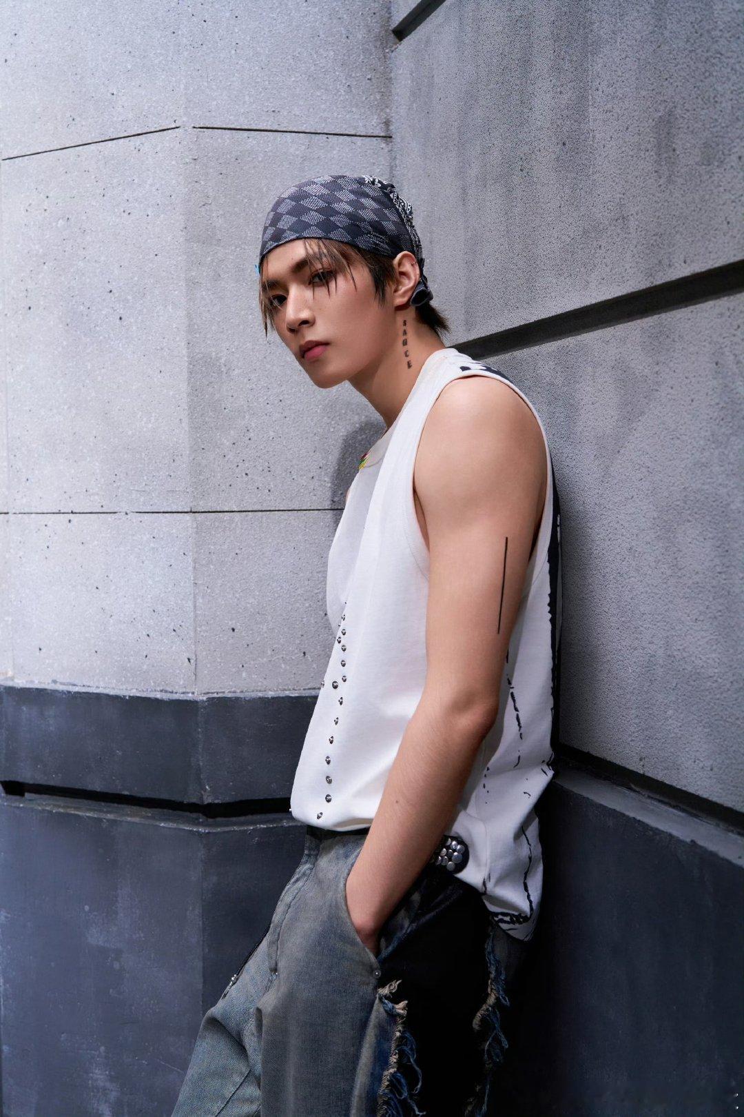 刘耀文因为怕痛不敢打耳洞怕打耳洞的刘耀文也太乖了吧！少年就该有这种纯粹又真实的模