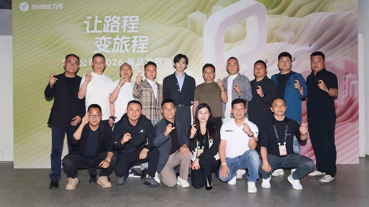 我哥哥好小脸吧人群中的焦点 