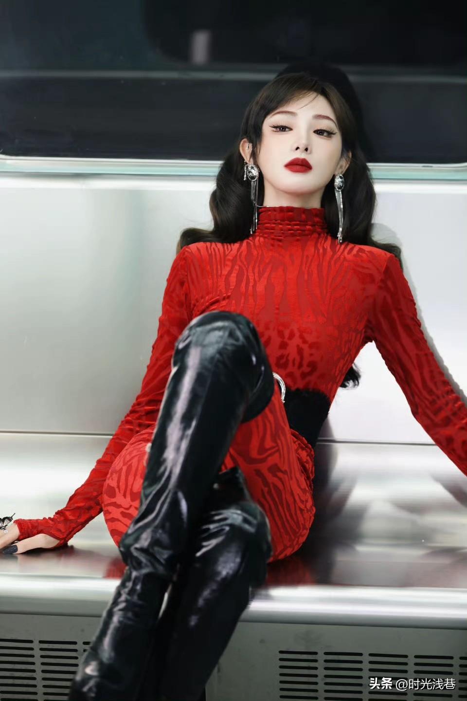 彭小苒写真，一袭红装搭配精致浓郁妆容。美的热烈而张扬，耀眼而夺目！