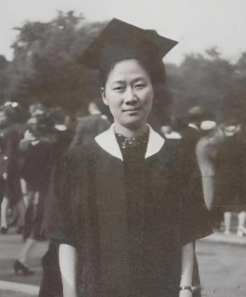 1932年，钱钟书追求燕大校花赵萝蕤，赵萝蕤根本没看上，而是喜欢当时一文不名的穷