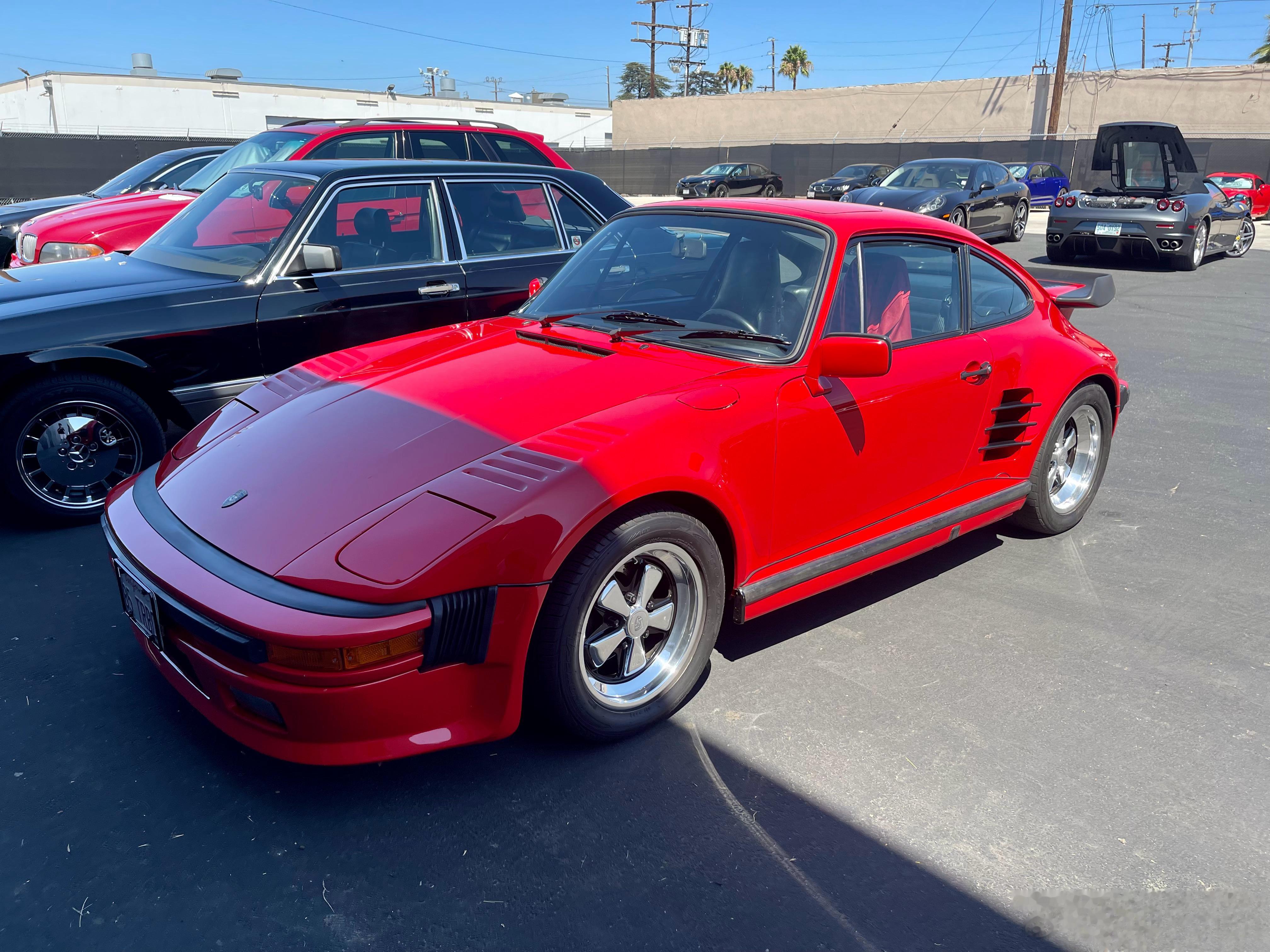 #shen车视界# 一开始以为是辆普通930 Turbo，看到侧面才发觉不一般，