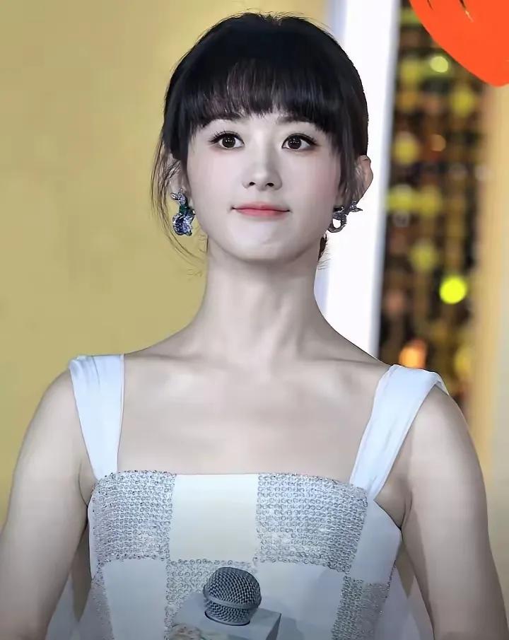 一瞬间，我也不知道哪个是真赵丽颖。
近日，赵丽颖除了在谭松韵的逍遥里演了个仙君，