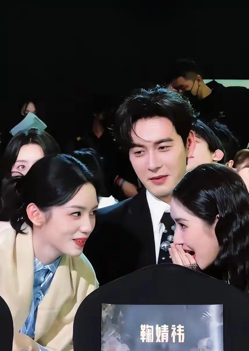 星光大赏内场周也与王玉雯并肩而坐，两人聊得热火朝天，从窃窃私语逐渐聊到神采飞扬，