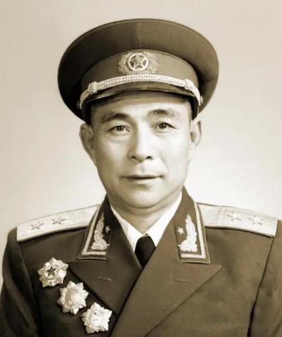 1930年，鄂豫皖革命根据地的队伍中，来了一个力气很大的年轻战士。他叫刘飞，原名