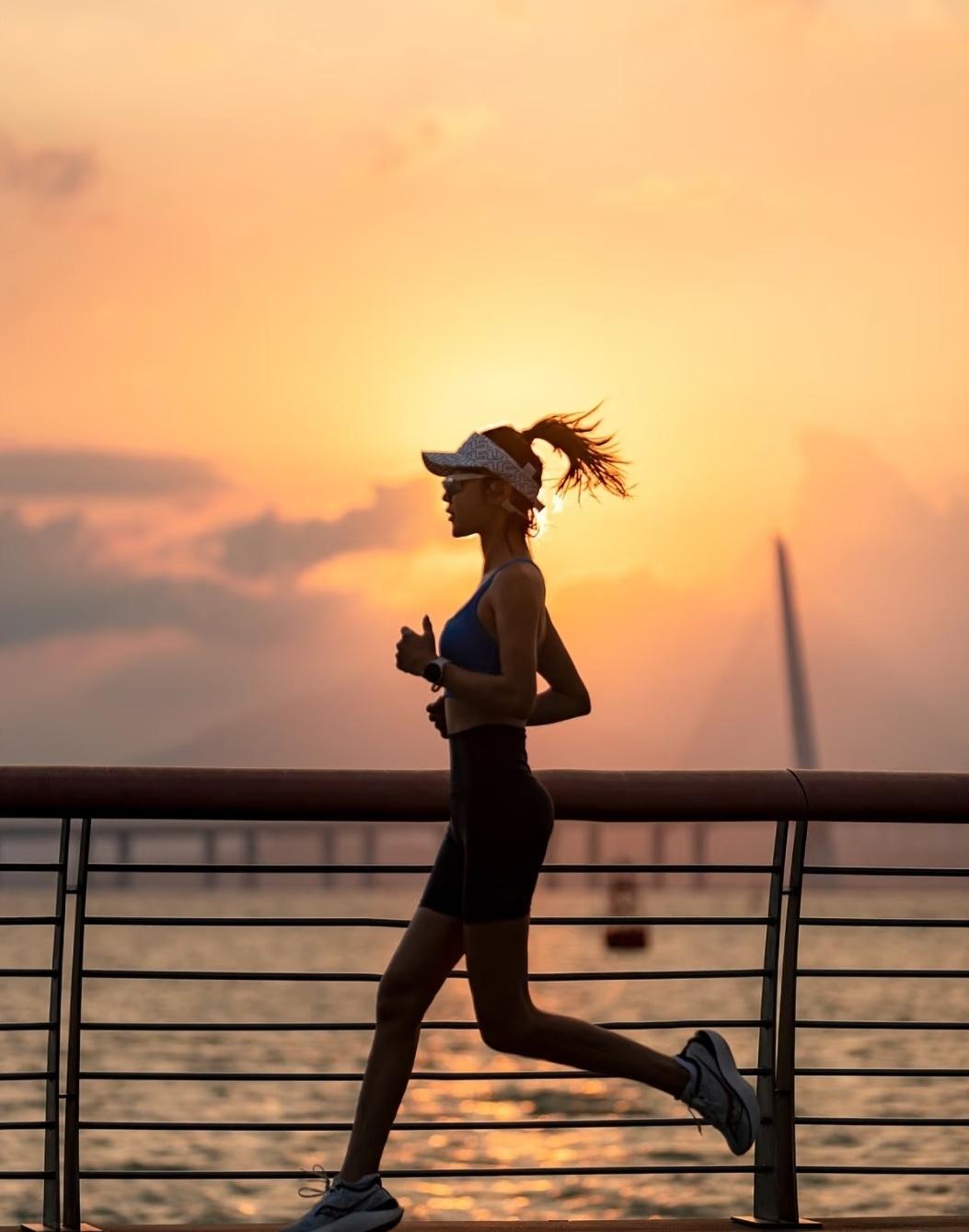 中年女人，

请尽量远离你的老公。

你有没有发现，

那些日子过得舒心的中年女