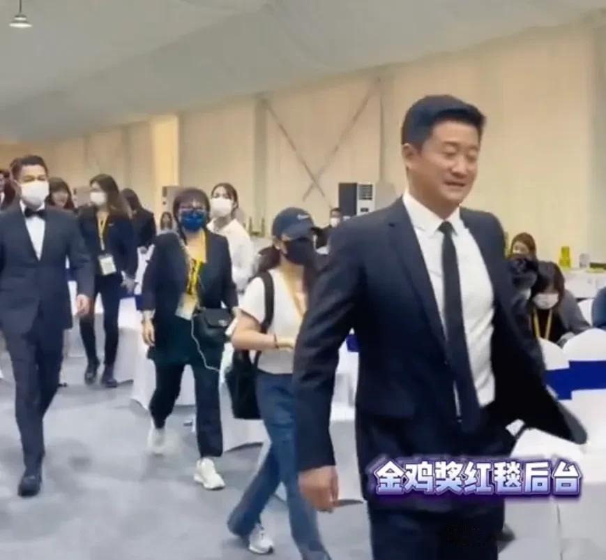 金鸡奖后台艺人的聚会气氛也太好了吧[呲牙][呲牙][呲牙]别人戴了口罩可能认不出