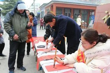 下联：挥毫写春秋
解析：“挥毫”和“落笔”意思相近，都表示进行书画创作。“写春秋