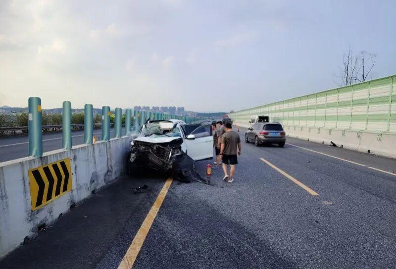9 月 27 日南方都市报报道，9 月 26 日 16 时 58 分许，京珠高速