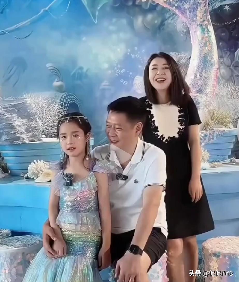 闲暇时光、邱贻可带着老婆和女儿去海底世界玩，邱贻可和老婆文伟相识还有段故事呢，两