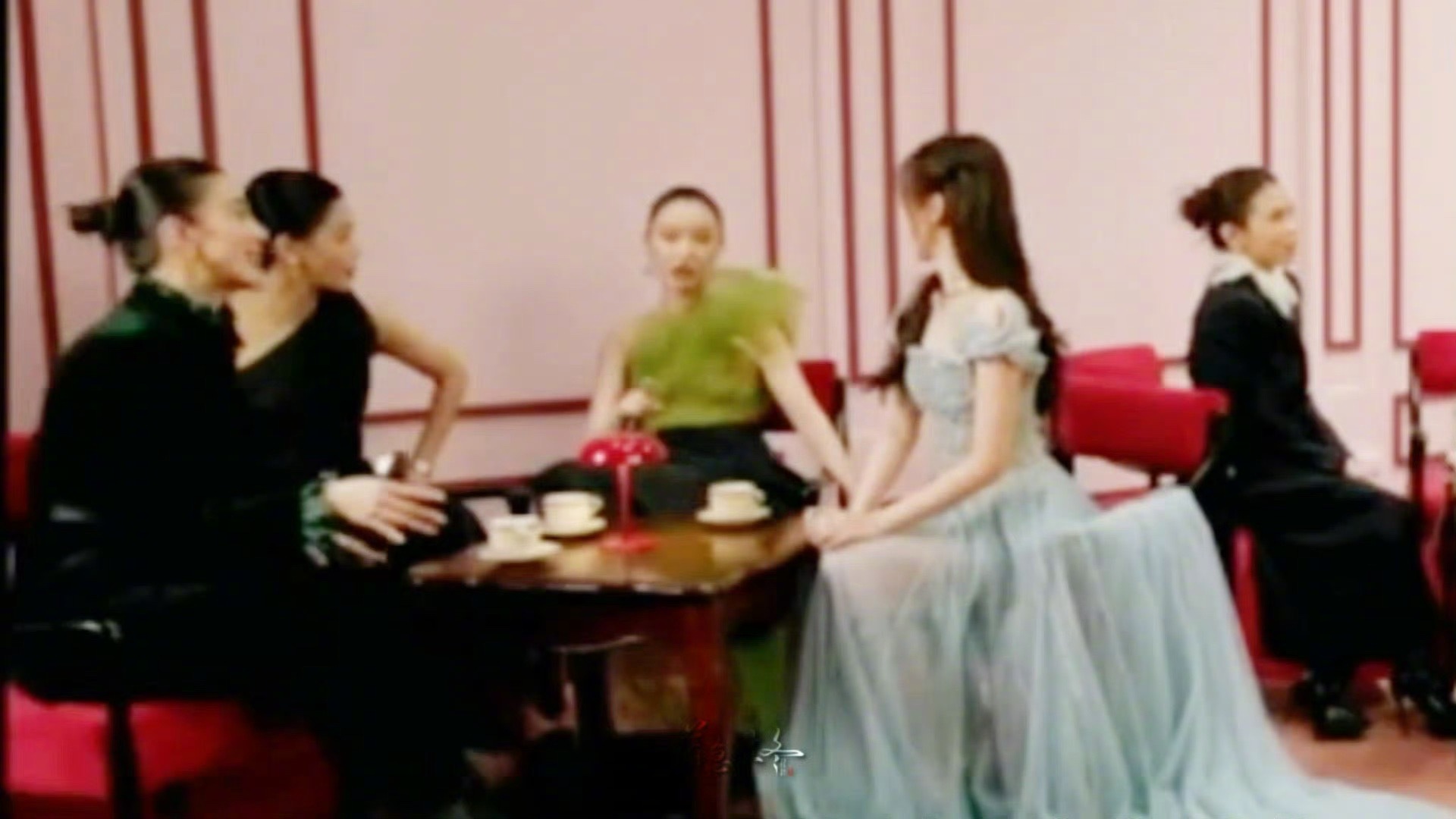 姐姐妹妹热聊，好开心🥳，多多合作哇！[么么哒] ​​​