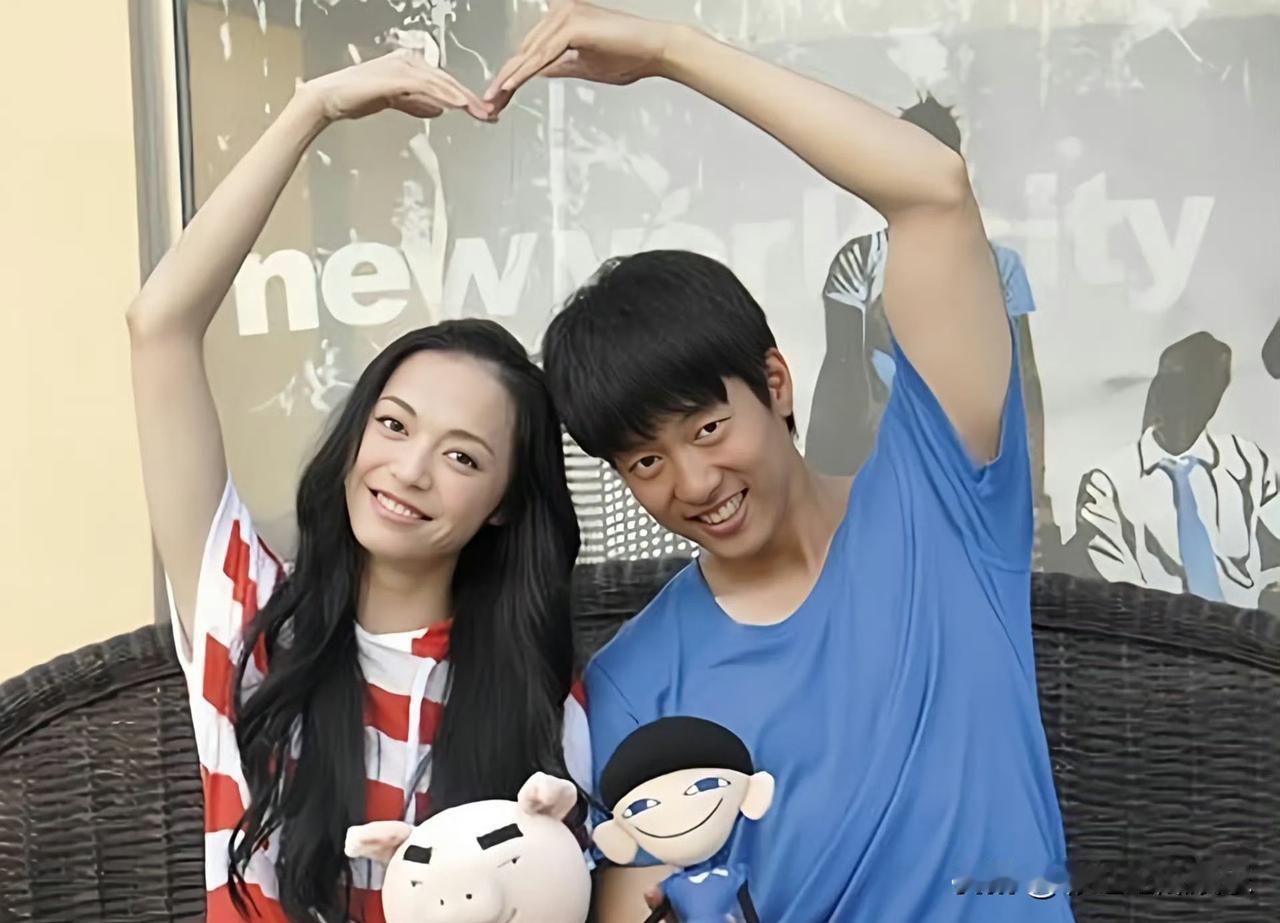 姚晨和凌潇肃有过一段婚姻，因为唐一菲介入他们的婚姻而离婚，当时闹得还很大。

姚