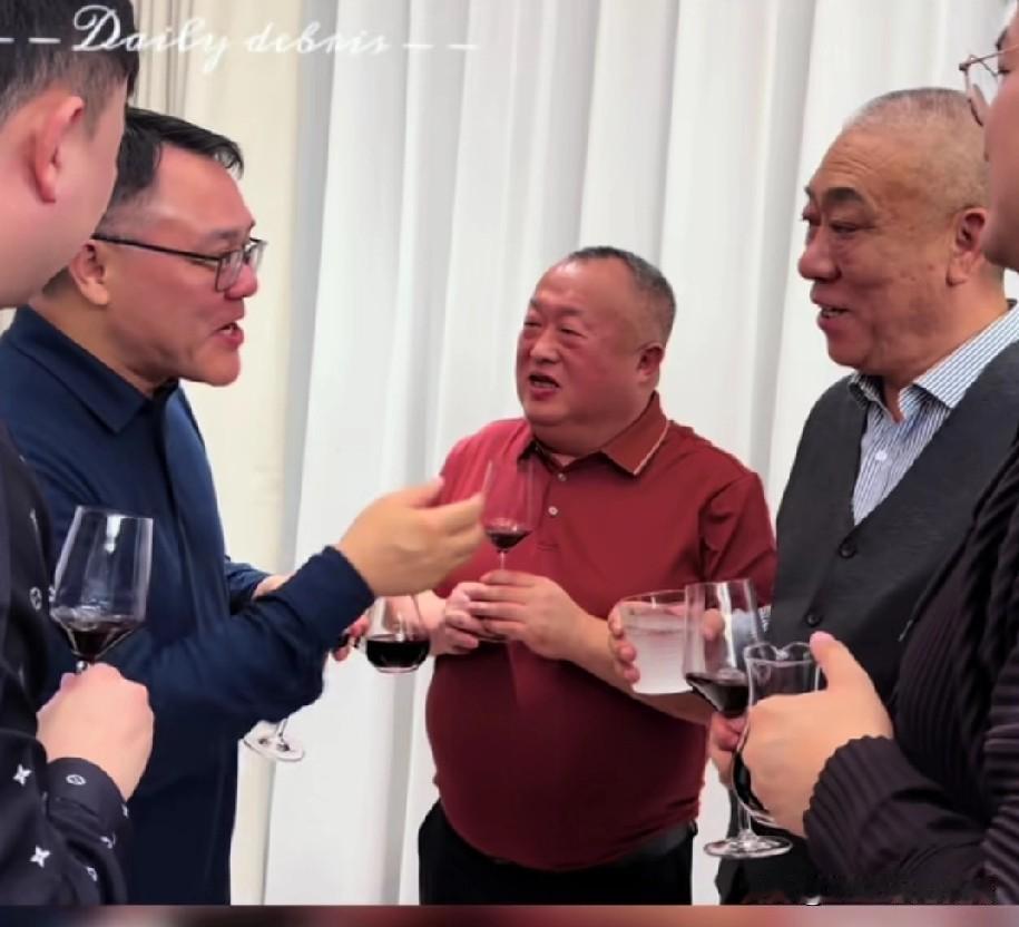河南矿山老总崔培军真的是一位很豪爽的人。

最近，河南矿山老总与其他几位企业界人
