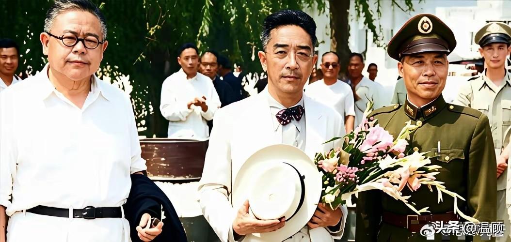 1946年7月，胡适结束九年美国生活回到北平，准备接任北大校长。
前来迎接他的，