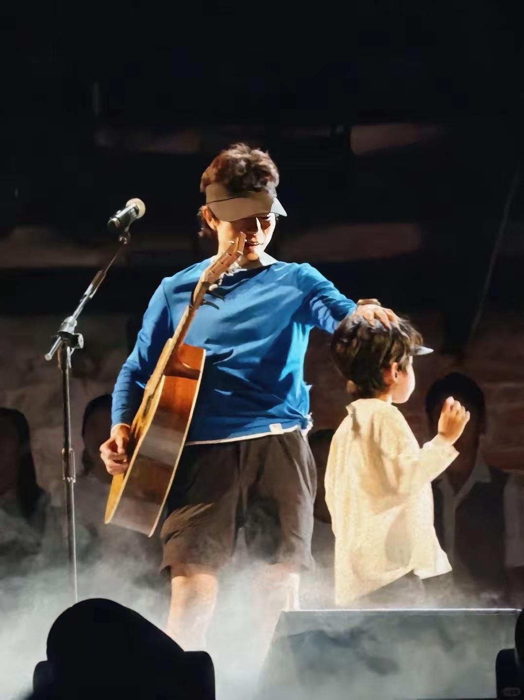 赵雷鸟巢演唱会现场
网友们很好奇，看到了贵宾台上董宇辉的身影
很多人猜测，他们两