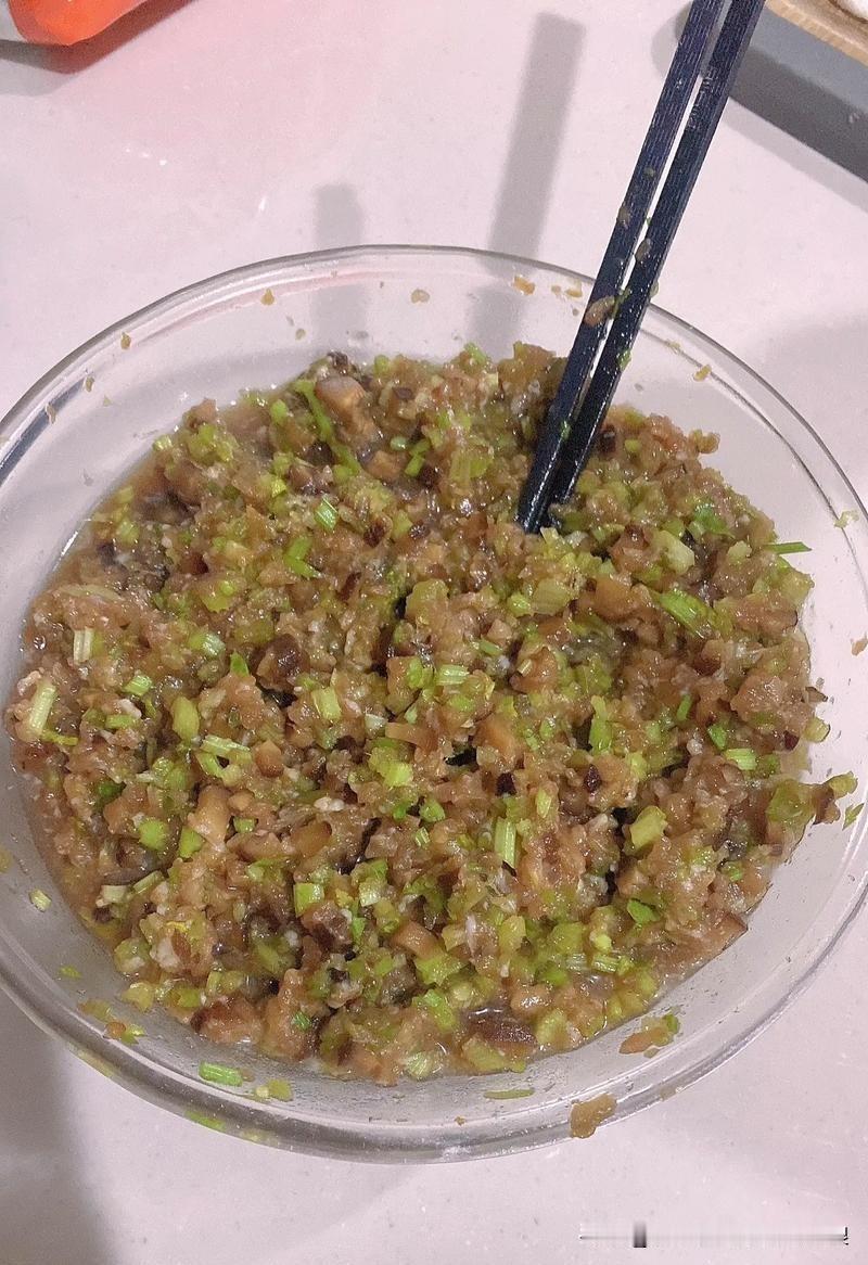 冬至快乐！
俗话说，冬至不端饺子碗，冻掉耳朵没人管。和老公一起包芹菜香菇猪肉馅饺