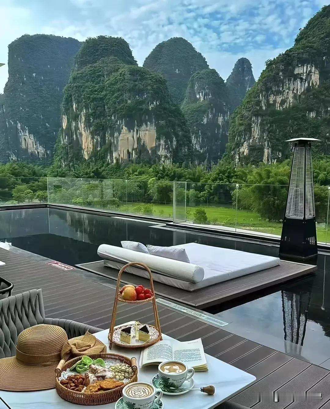 最近人形机器人很火热，很多企业都推出了不同种类的人形机器人。有不少新能源车企也加