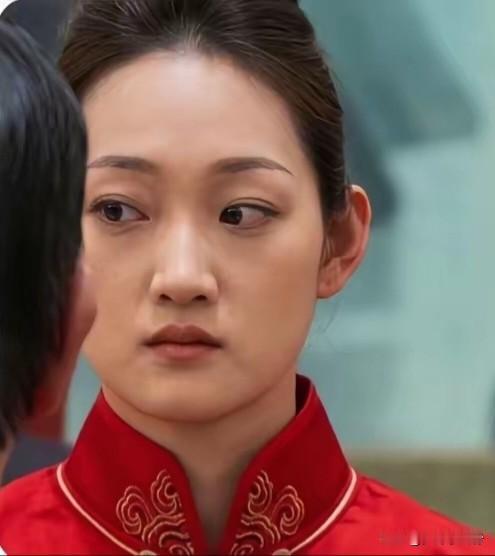 不得不说这回国宴的服务人员气质直接封神，跟咱们平时见的服务员压根不是一个路子！