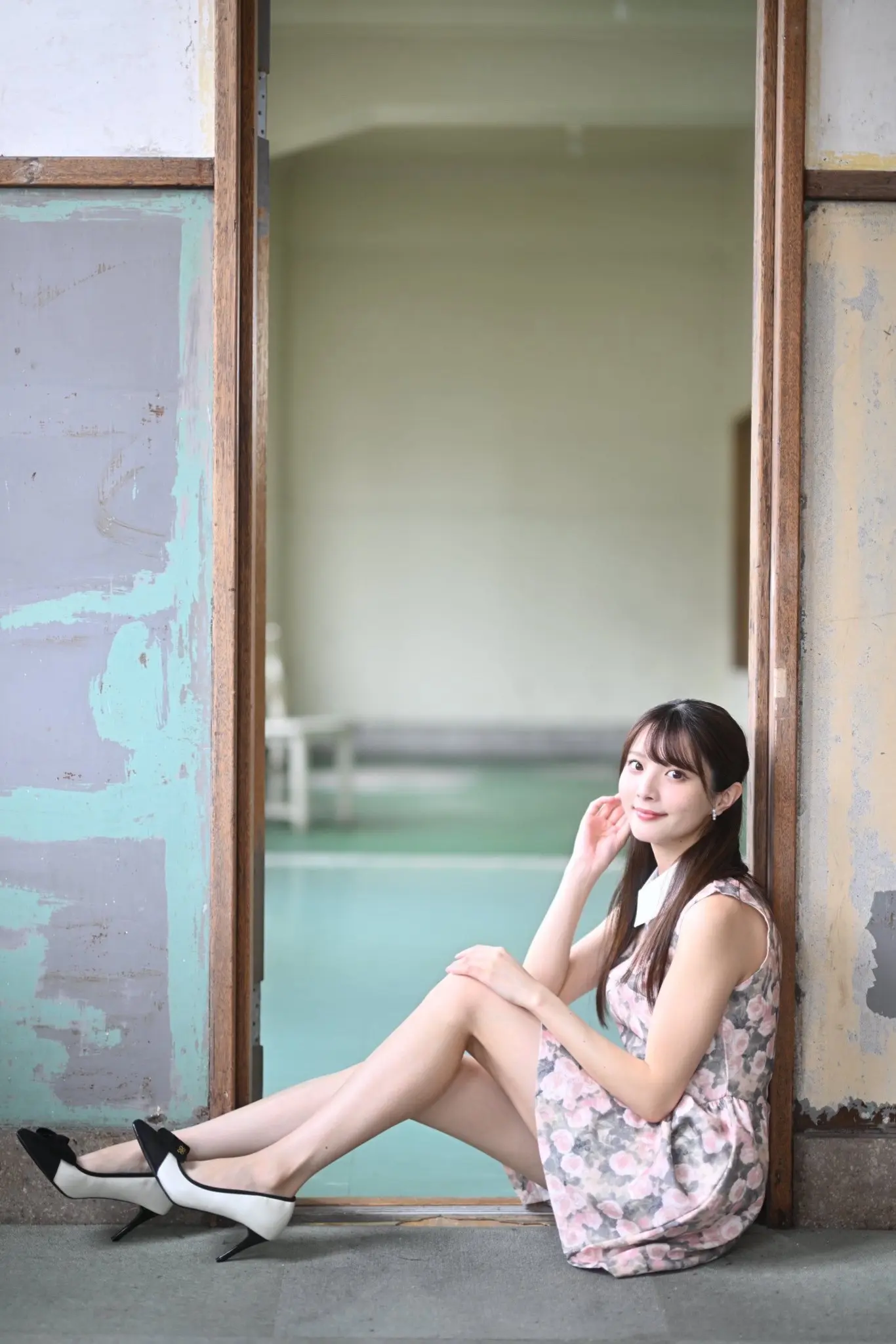轻复古ootd 复古暗调风格 窗边氛围感穿搭 窗边写真 穿旗袍的少女