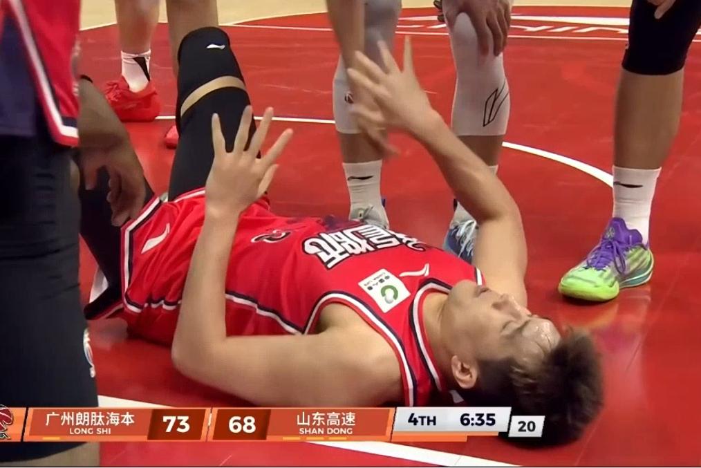 倒霉！
郭艾伦刚复出，
这场又受伤抬离场。

3 月 5 日，CBA 常规赛第二