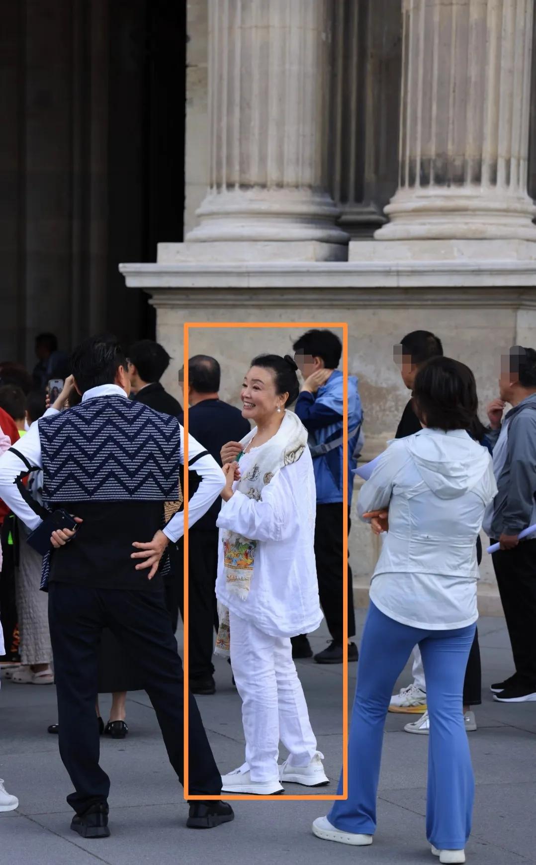 张兰卢浮宫被偶遇。

今天（7月23日），有网友发文称，在卢浮宫看到一个中国旅游