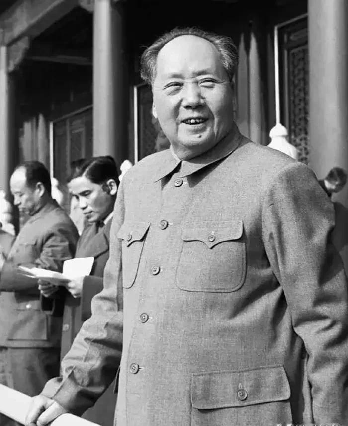 1953年，沈同随毛主席到武汉视察工作，正值春节假日，主席在去看望几位老同志后回