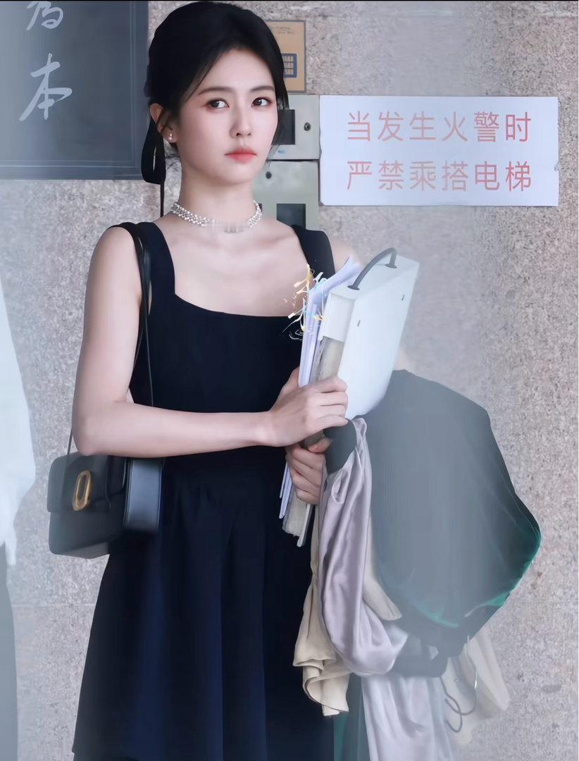 白鹿常华森路透挽手下台阶白鹿搭常华森手这一下是新造型！今天是公主风诶怎么拿这么多