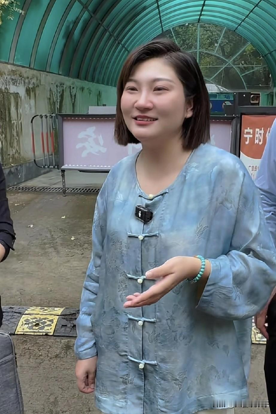 王暖暖这波操作，简直是得了便宜还卖乖。

她让网友别揣测，当初没签合同时她的账号