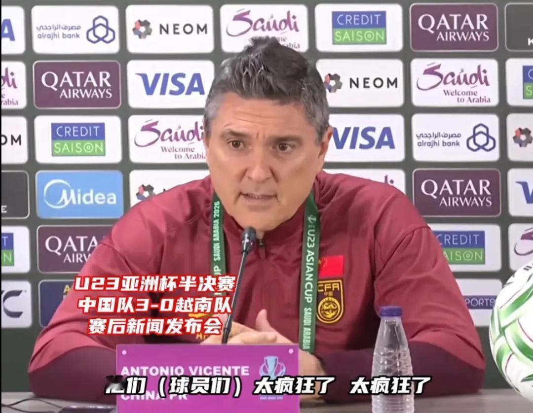 U23国足主帅安东尼奥禁止球员点外卖的消息，直接冲上了热搜！以前一提国足集训，大