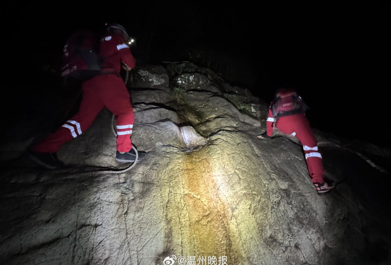 【谁该为“任性”驴友买单】雨夜，悬崖，12小时连续搜救——当民警和公益救援队员拖