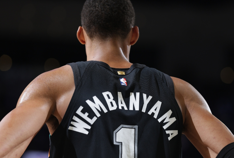 马刺半场70-49领先勇士。半场比赛，文班肆虐内线，各种虐筐暴扣+空接，17分钟