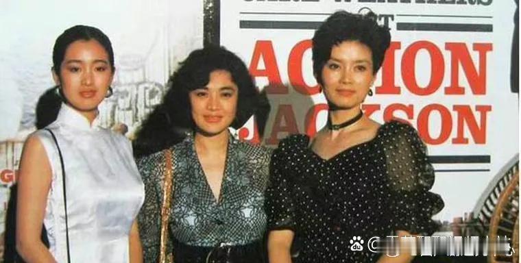 早年的巩俐颜值的确让人争议，这张合影真的被虐的彻底。 