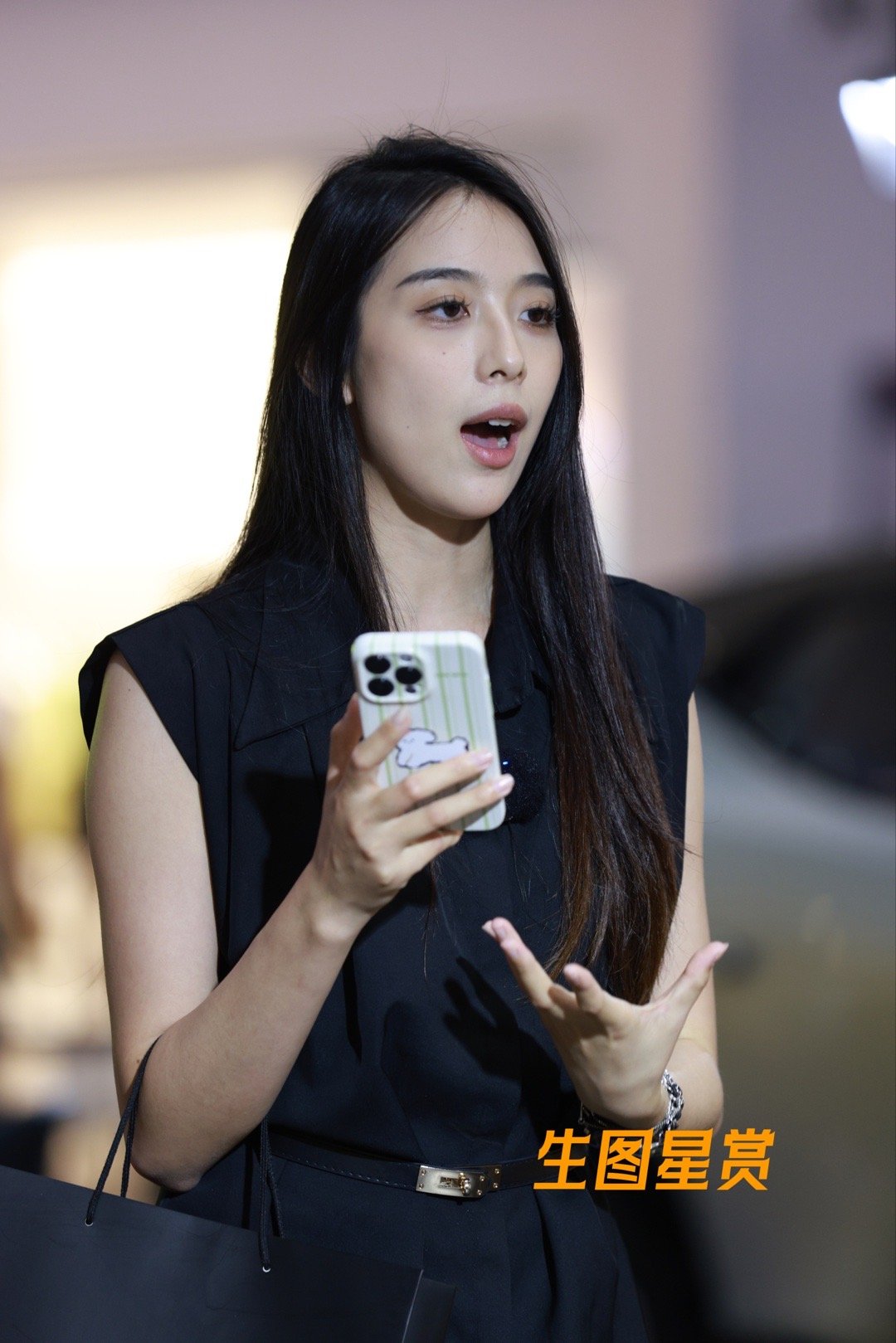 美女主播车展现场解说，颜值身材巨靓[打call][给你小心心] ​​​