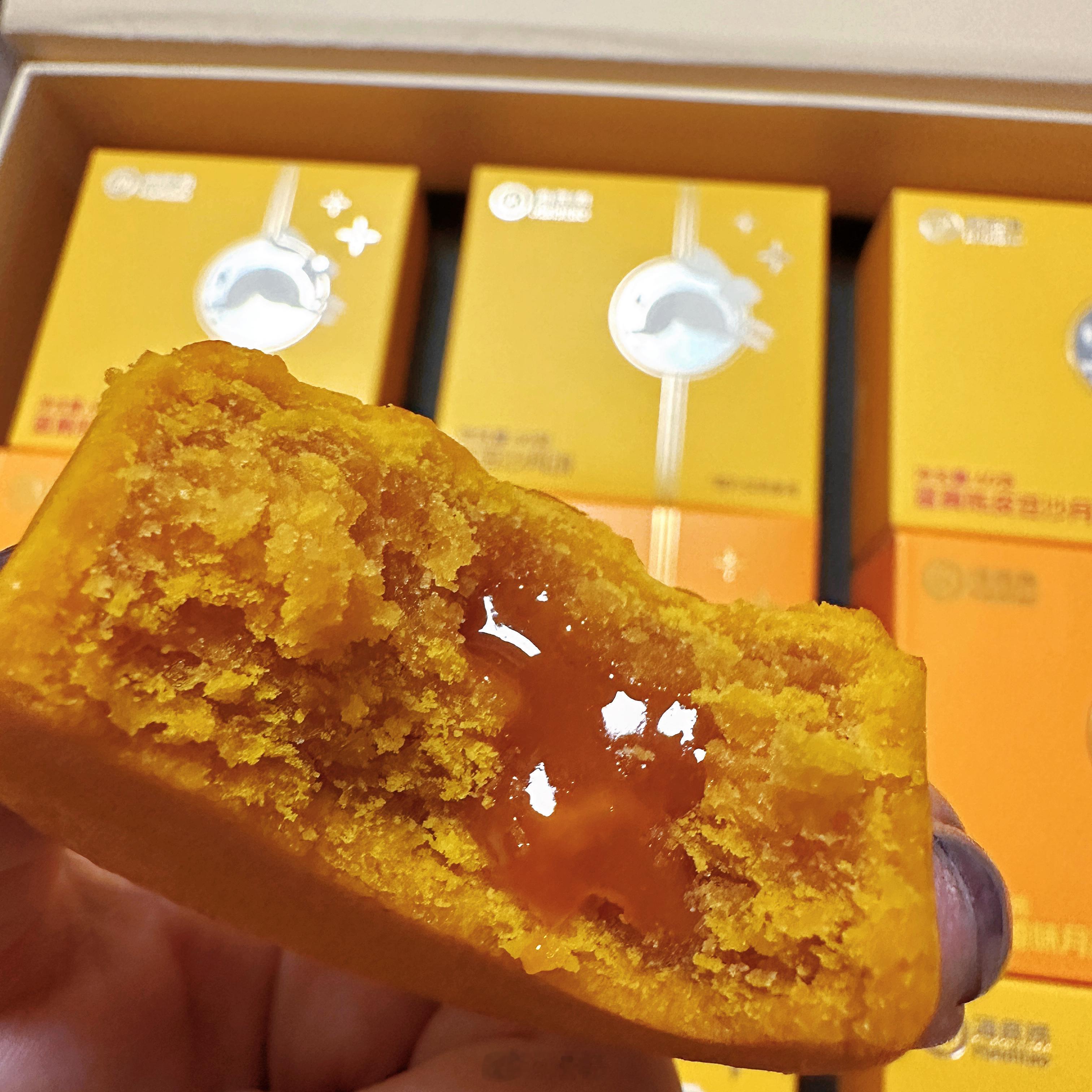 收到海底捞送的月饼🥮是好吃的～ ​​​