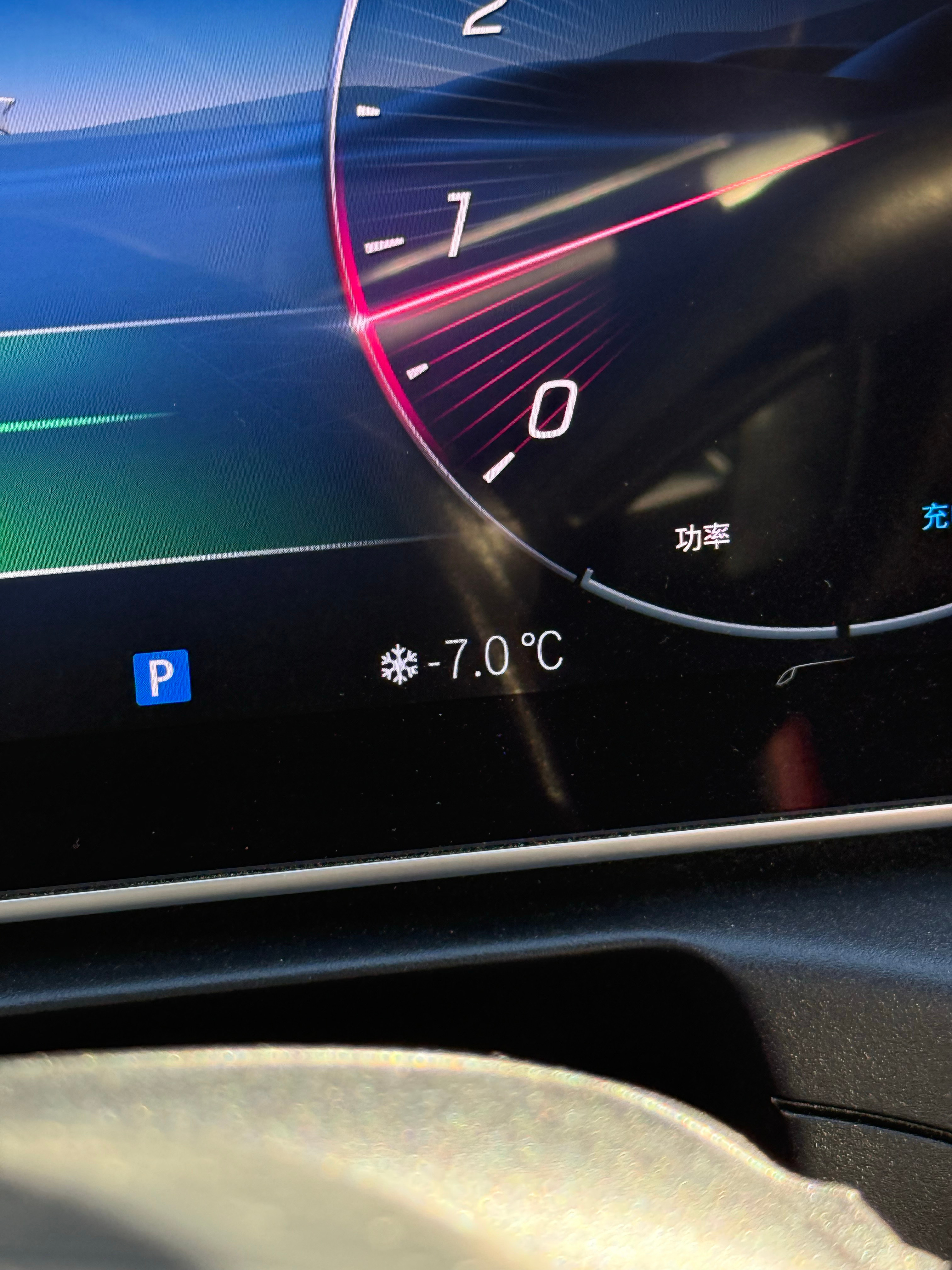 前几天还在阿布扎比穿半袖今天就在北京速冻起来了，直接横跨30度温差，看着虽然阳光