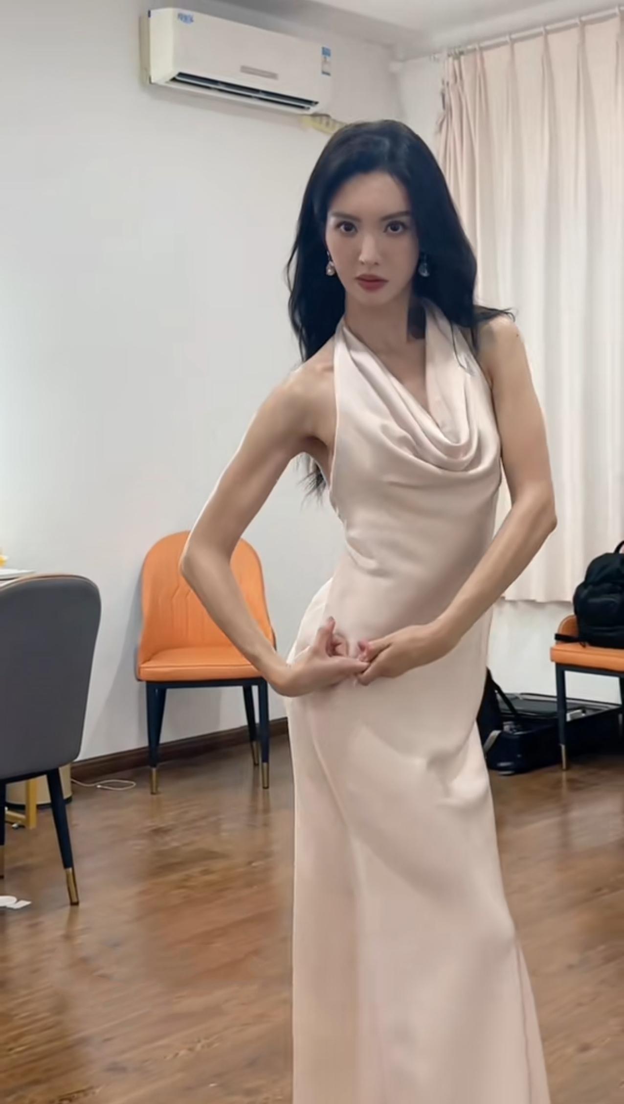 搞笑女金晨，日常秀肌肉，练得一身腱子肉真的好看吗[捂脸]