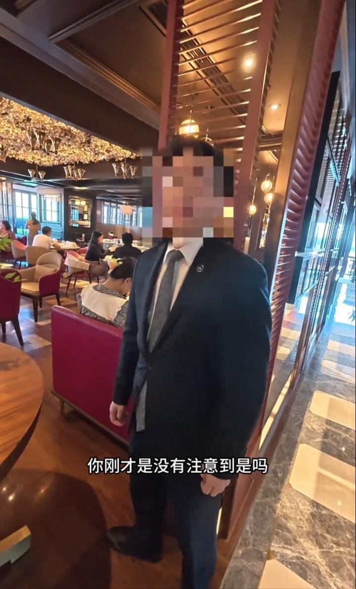 厦门一奢华酒店禁止穿一次性拖鞋进餐厅，却对老外开绿灯？店方回