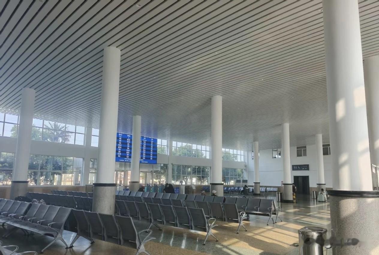 滕州火车站站客运提质项目完工，整体环境变的更好了，真不错，为滕州点赞。

虽然现