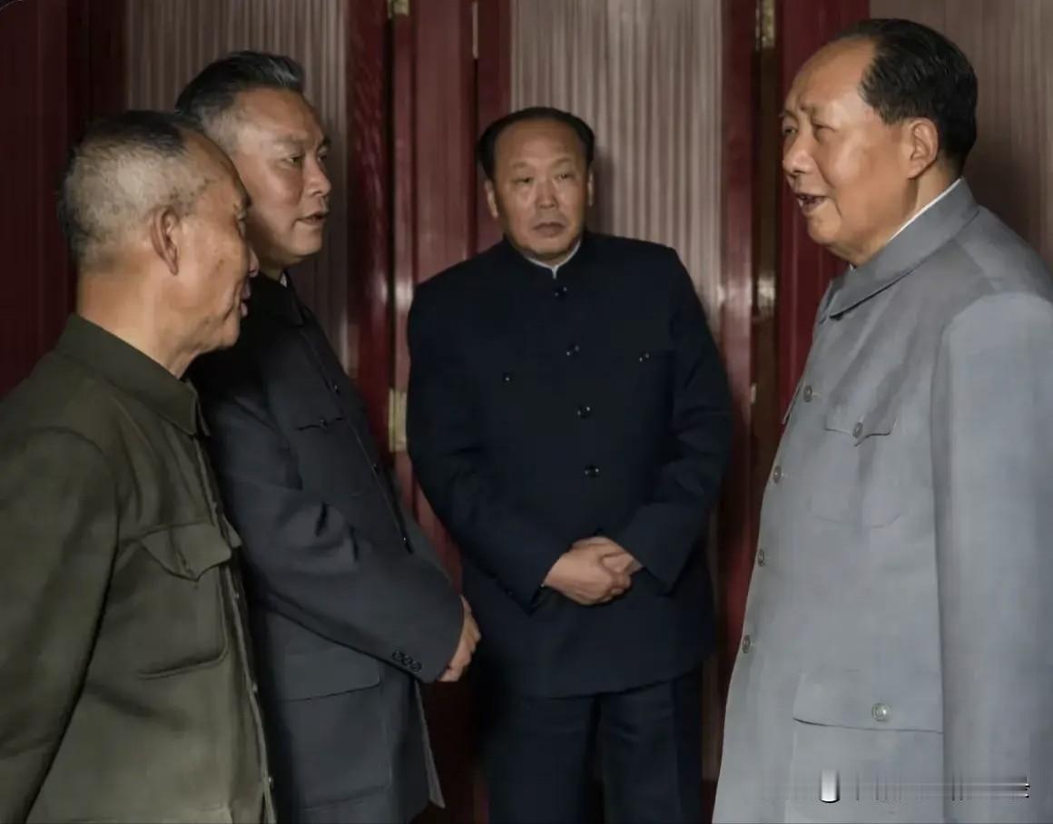 工人，农民，学生，解放军，只有坚持毛泽东思想才有希望，才能成为国家的未来，中国才