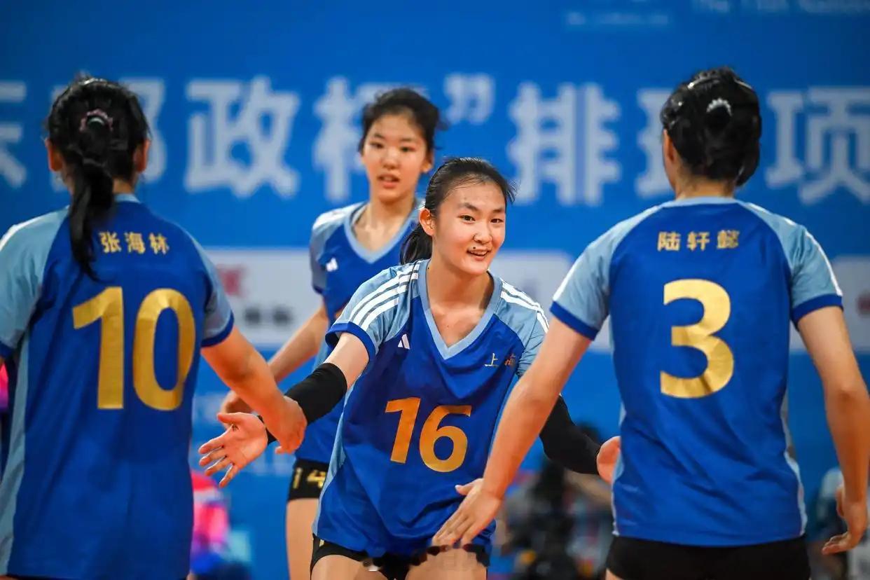 新华社组照： U18女排小组赛B组，11月13日，上海队3-0内蒙古队（新华社记