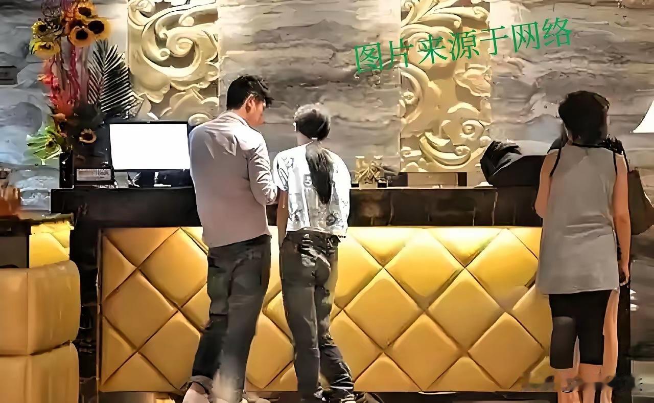 浙江瑞安，晚上，女子陪男性朋友一起进酒店房间换鞋，丈夫给她打电话她没接，男性朋友