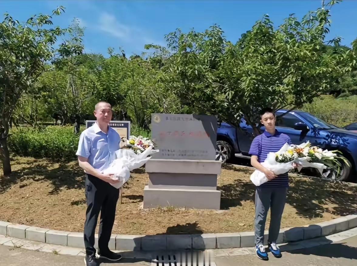 跨越海峡归故土！蒋友松携子回乡祭祖，一脉香火，永续传承
 
近日，一组珍贵的回乡