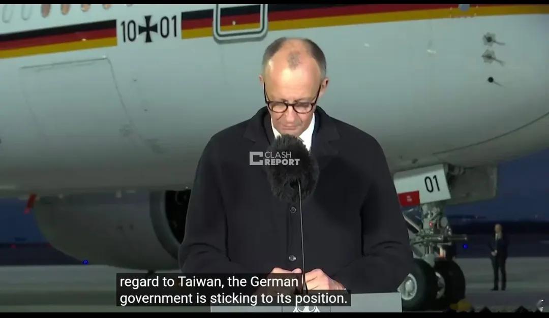 德国总理默茨在玩火！今天在出发前往中国前，他在机场谈到台湾问题：“德国坚持一个中